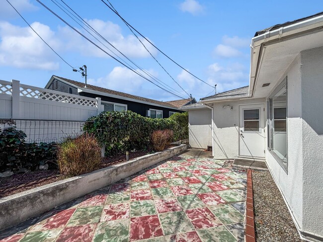 Building Photo - Beautifully Upgraded 2B/2BA House W/ 2-Car...