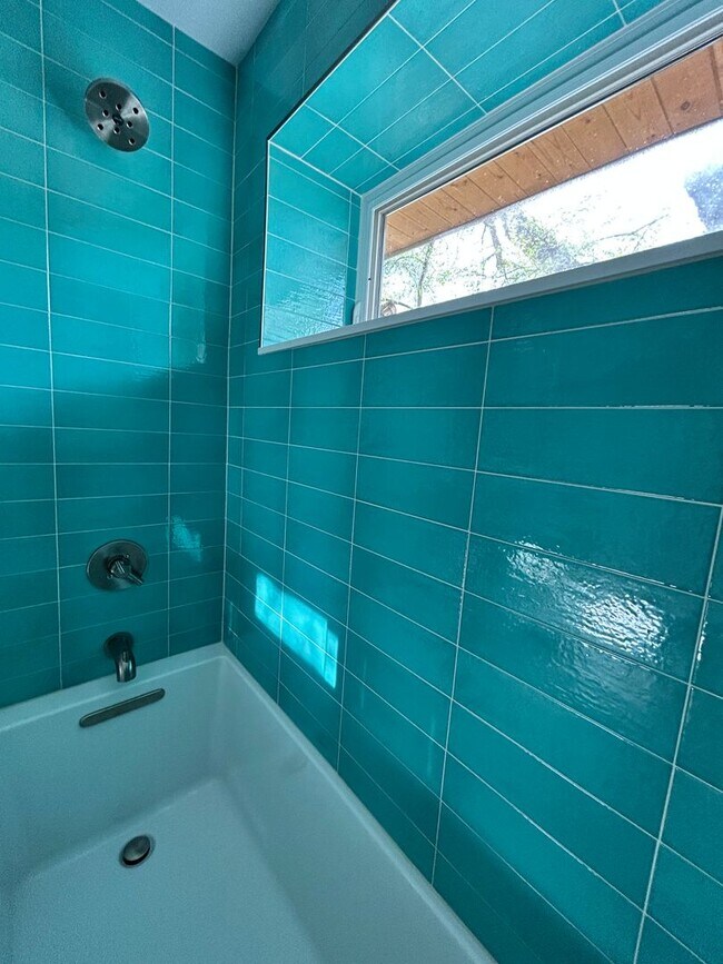 Building Photo - Modern 1BR Apt. (Built 2023), Walk to Down...