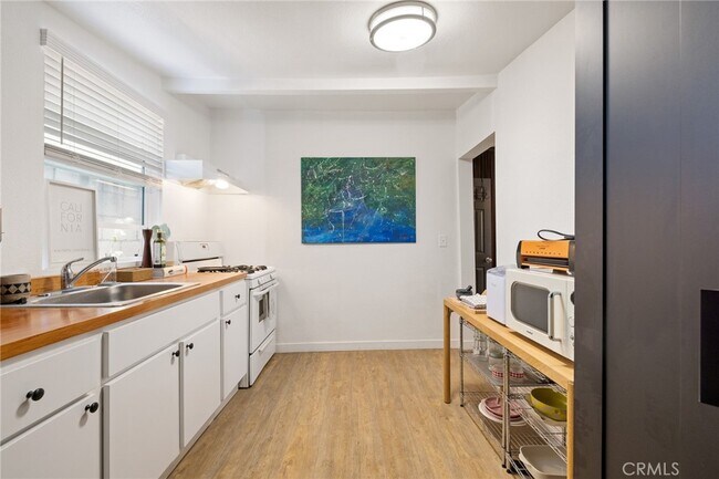 Building Photo - 1583 W 48th St