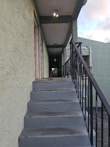 Building Photo - 1005 SW 15th Ave