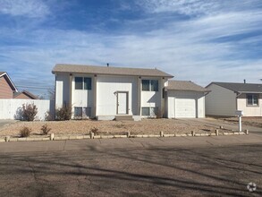 Building Photo - Cute Bi-Level 3 Bed/2 Bath Home in Fountain!