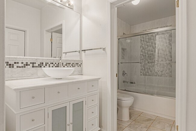 Building Photo - Beautiful 2 bedroom 2 bathroom first floor...