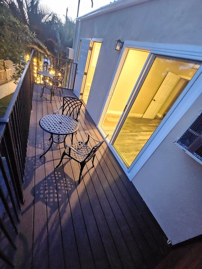 Building Photo - Encinitas Renovated Two Bedroom Apartment