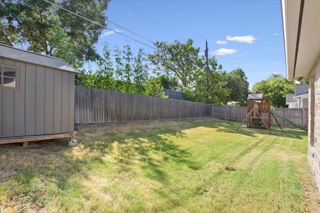 Building Photo - 10357 Fallen Leaf Dr