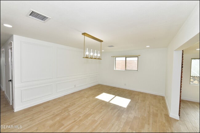 Building Photo - 3217 Wedgewood Dr