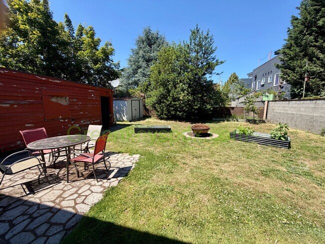 Building Photo - Awesome 4-Bed/2-Bath Craftsman Bungalow House Near Alberta District