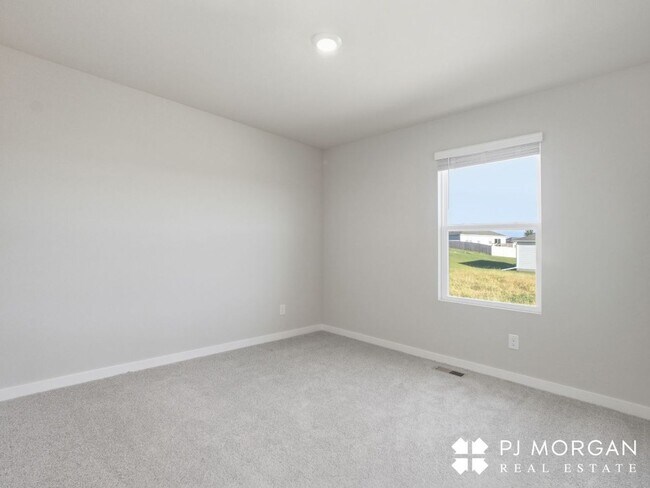 Building Photo - Spacious, Stylish, and Ready for You!