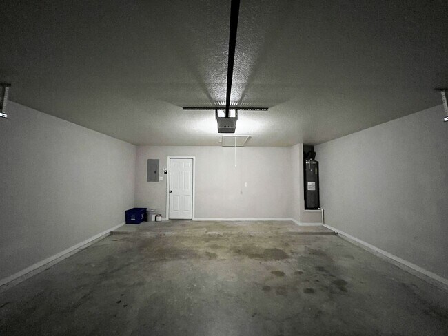Building Photo - Available NOW  This home is centrally loca...