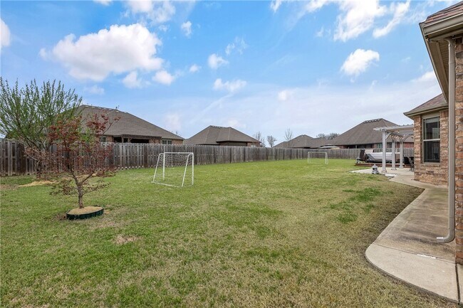 Building Photo - 1221 Stoneybrook Ln