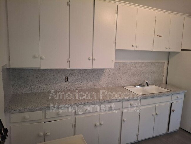 Building Photo - 2730 N Main St