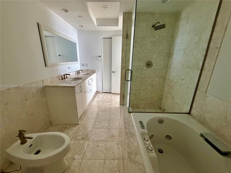 Building Photo - 1331 Brickell Bay Dr