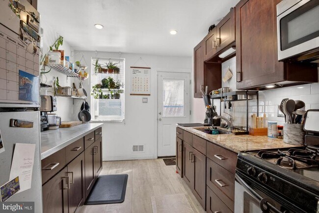 Building Photo - 2443 Amber St