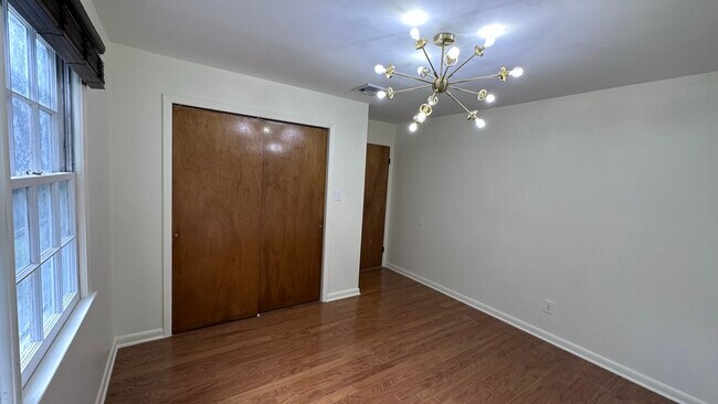 Building Photo - 211 Linden Ave