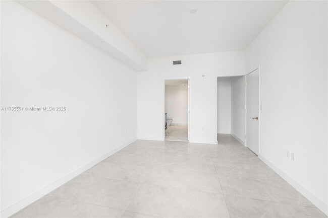 Building Photo - 2678 Tigertail Ave