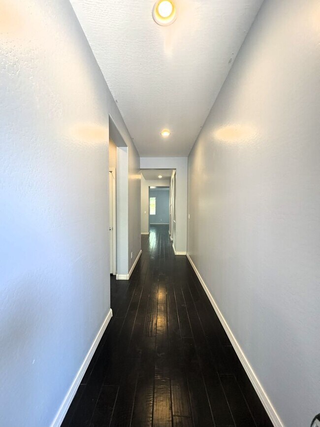 Building Photo - Spacious 5-Bedroom + Loft in Lyons Gate wi...