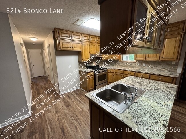 Building Photo - 8214 Bronco Ln
