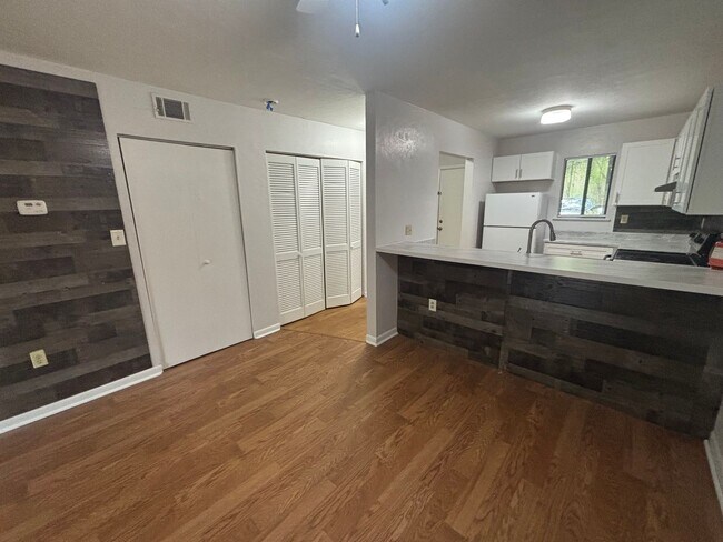 Building Photo - Newly renovated FIRST floor 2/2 - Will go fast