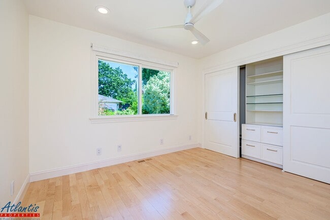 Building Photo - Stunning & Remodeled Home | Desirable Sara...