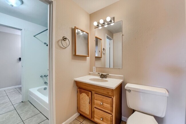 Building Photo - 130 E Highline Cir