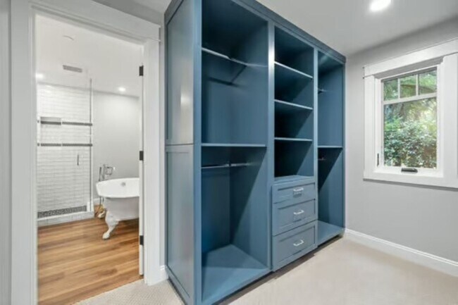 Building Photo - 3Bd/3.5Ba Kirkland Home
