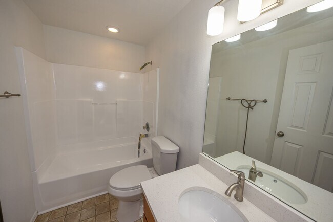 Building Photo - Just updated! - 2 Bedroom Condo in Washougal