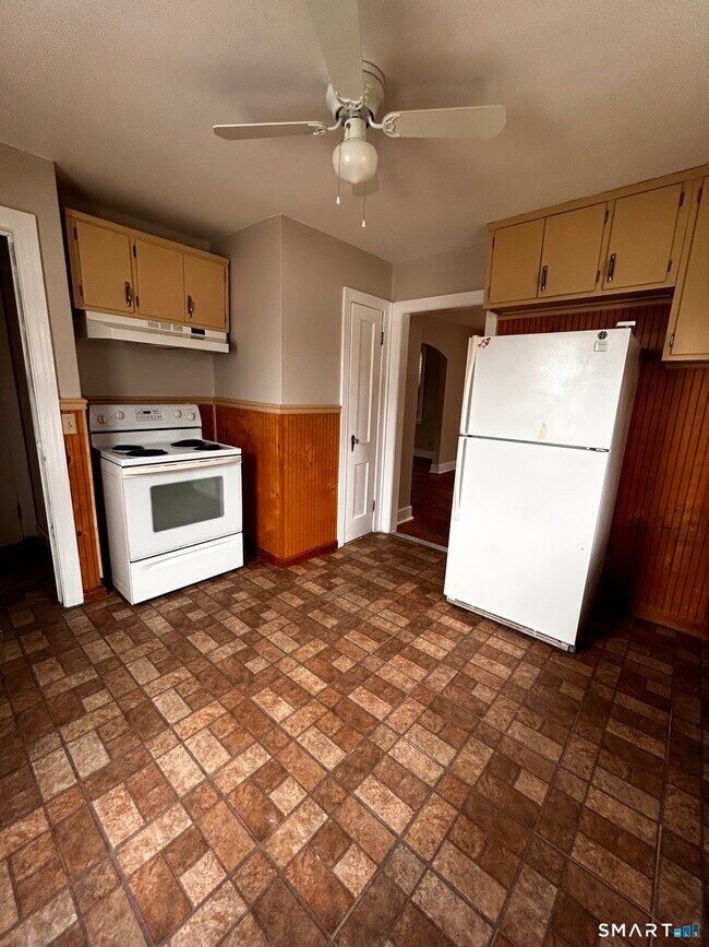 Building Photo - 925 Meriden Rd