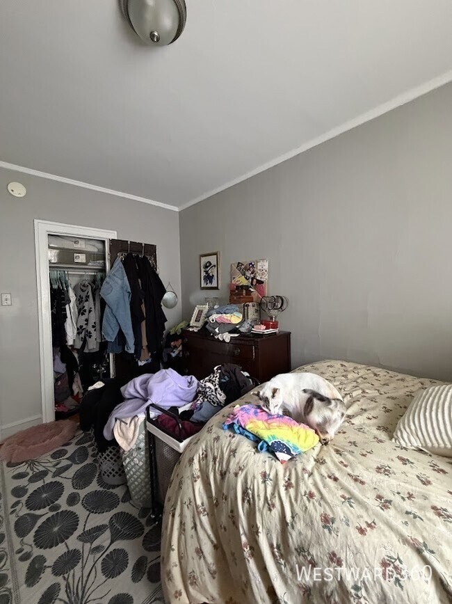 Building Photo - 6051 N Hermitage Ave