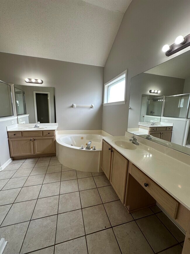 Building Photo - 9163 Berry Garden Cir S