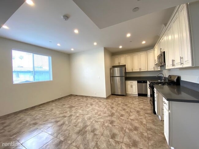Building Photo - 953 N Normandie Ave