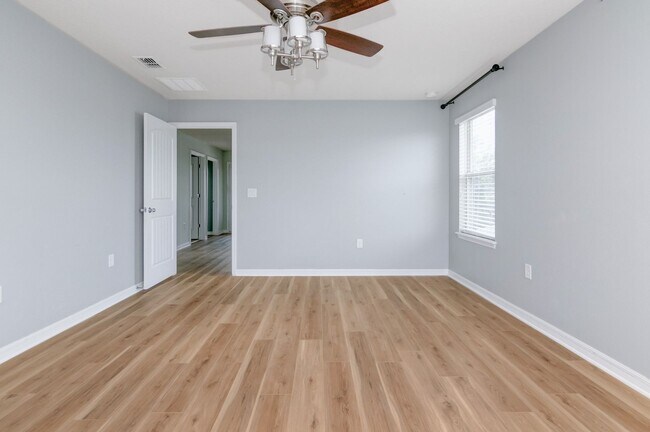 Building Photo - Stunning 4bed /3.5 bath Home For Rent at W...