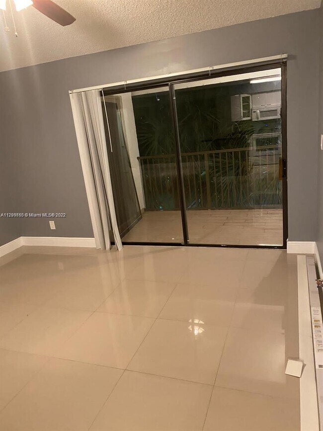 Building Photo - 570 S Park Rd