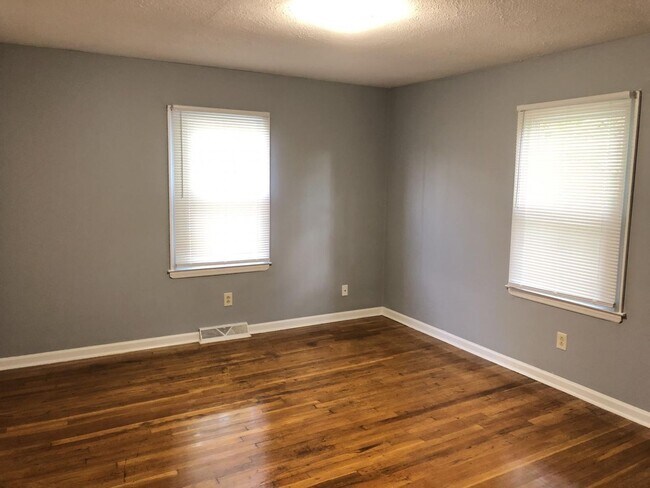 Building Photo - 2 Bedroom, 1 Bathroom home close to Downtown Nicholasville!