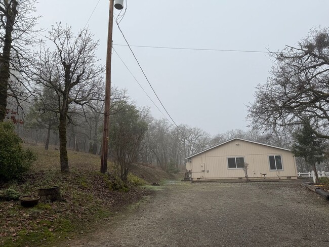 Building Photo - Rural House in the outskirts of Eagle Point