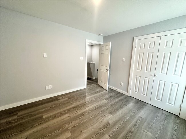 Building Photo - 8215 Crestview Dr