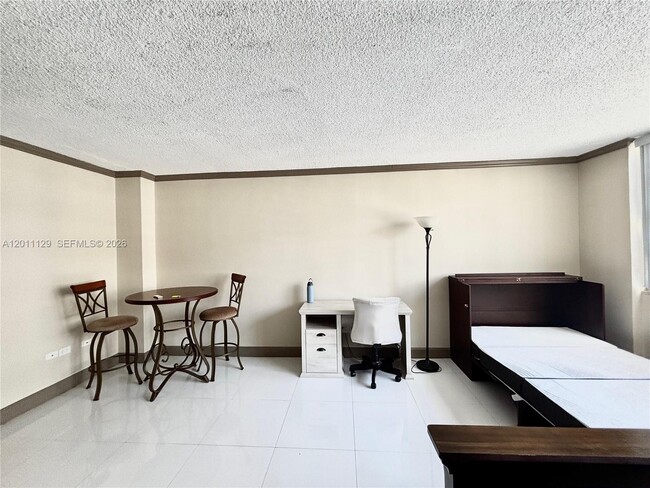 Building Photo - 999 Brickell Bay Dr