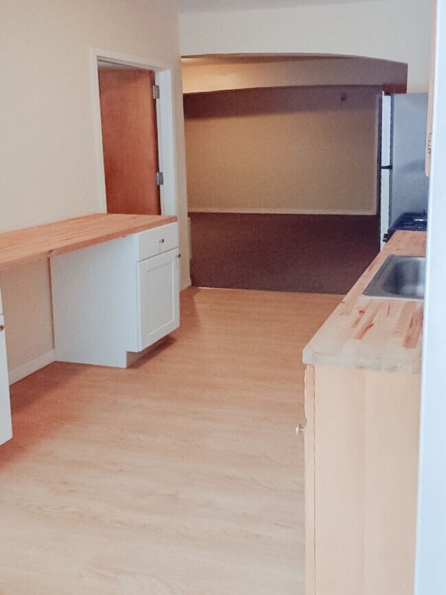 Building Photo - Large 1br with Fireplace
