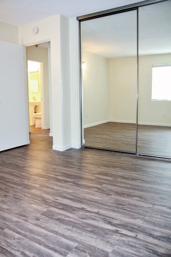 Building Photo - Large 2 Bed, 1 Bath in Beautiful Mission H...