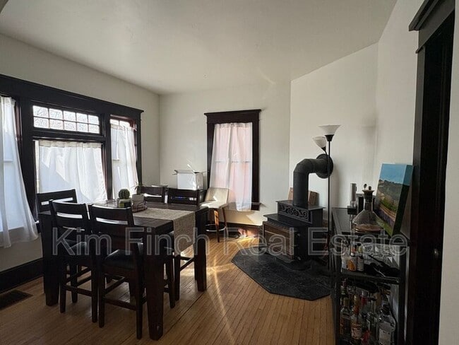 Building Photo - 1149 S Lk St