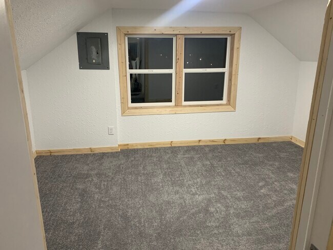 Bedroom - 1006 Oak St