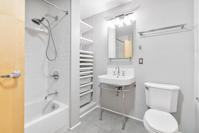 Building Photo - Stylish, south-facing 1-bdrm/1-bath loft in the Pearl—Deeded parking & storage