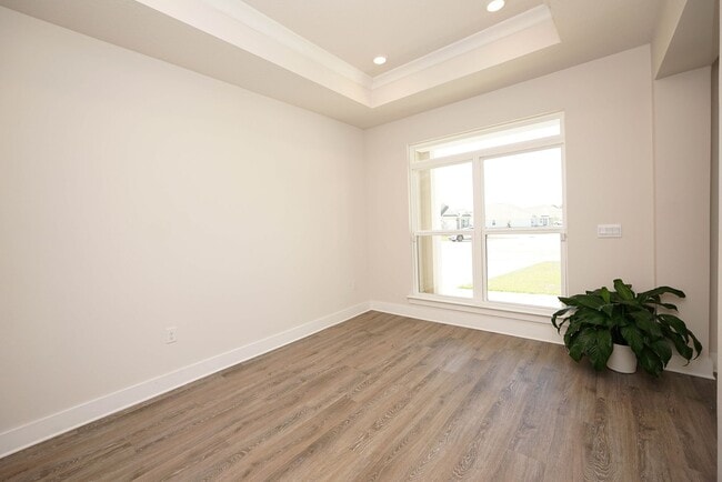 Building Photo - Spacious 5-Bedroom Home in Desirable Crest...