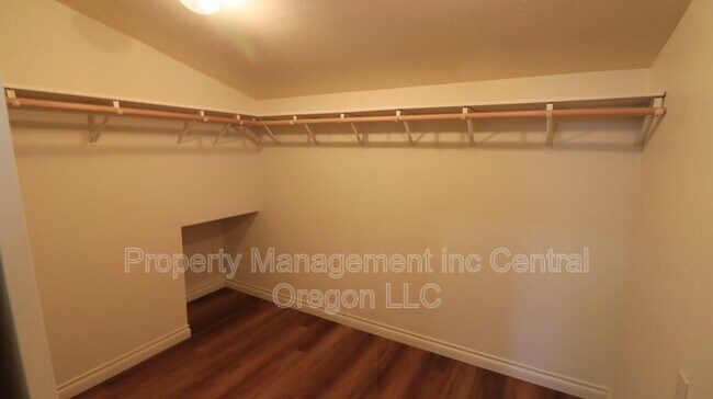 Building Photo - 524 NE Olney Ave