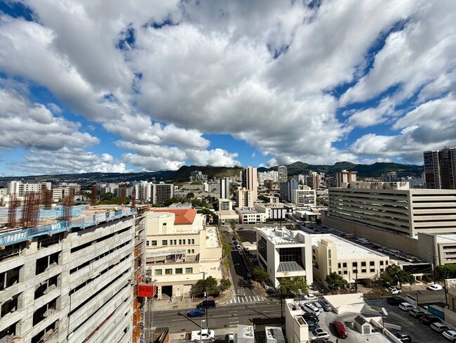 Building Photo - King Manor: Central 1 Bed, 1 Bath Apartment with 1 Parking Space