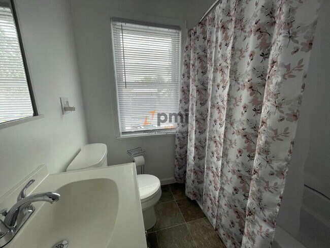 Building Photo - 807 Rose St