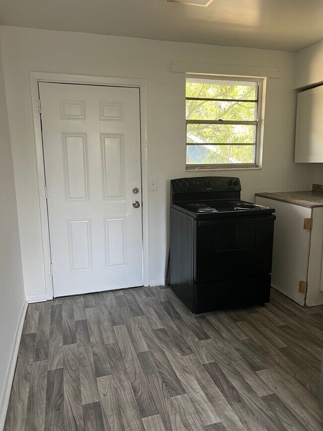 Building Photo - 1554 W 22nd St