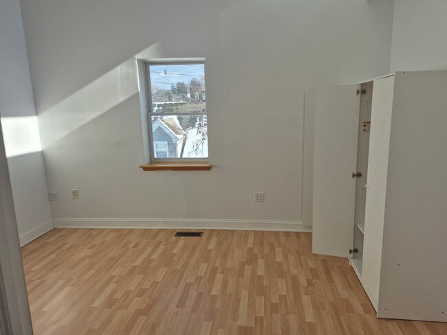 Building Photo - 807 Sarah St