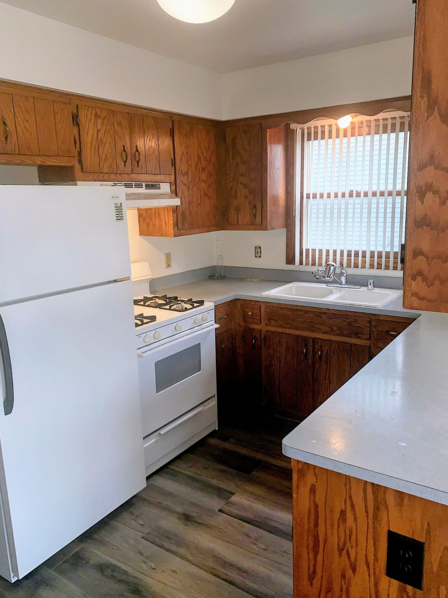 Kitchen - 6169 S Barland Ave