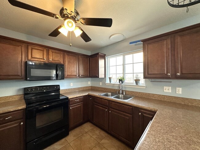 Building Photo - 417 Eisenhower Dr