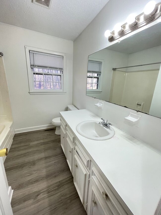 Building Photo - Fantastic location near downtown Pittsboro for this 2br duplex !