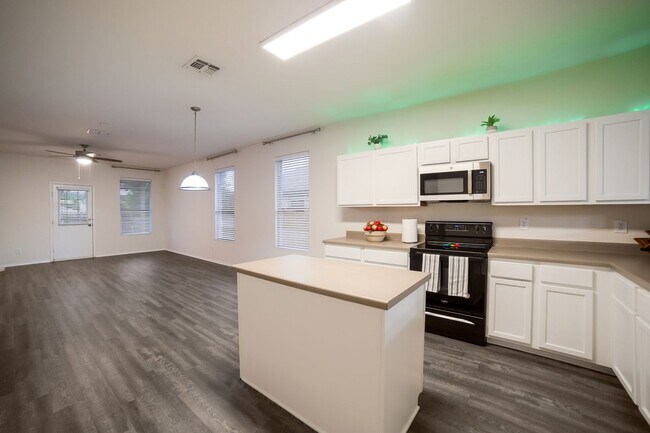 Building Photo - 27110 Saddlefoot Way